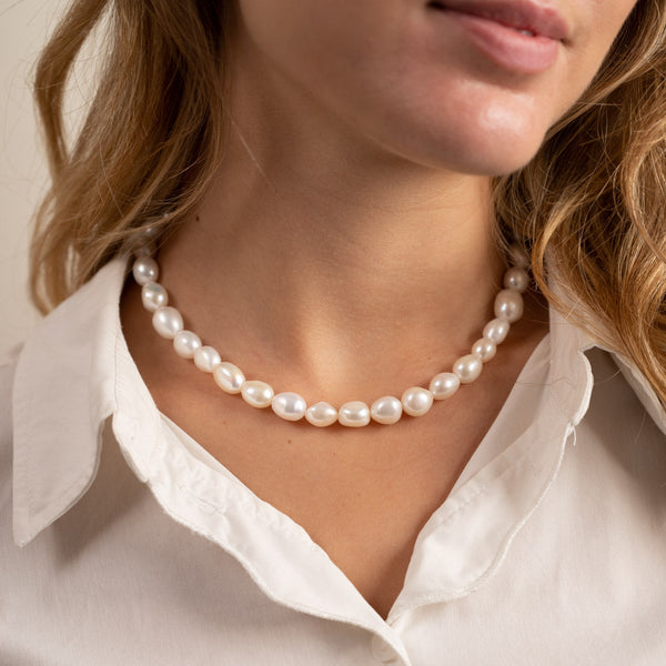 A Guide to Wearing Pearls at Work - Laguna Pearl