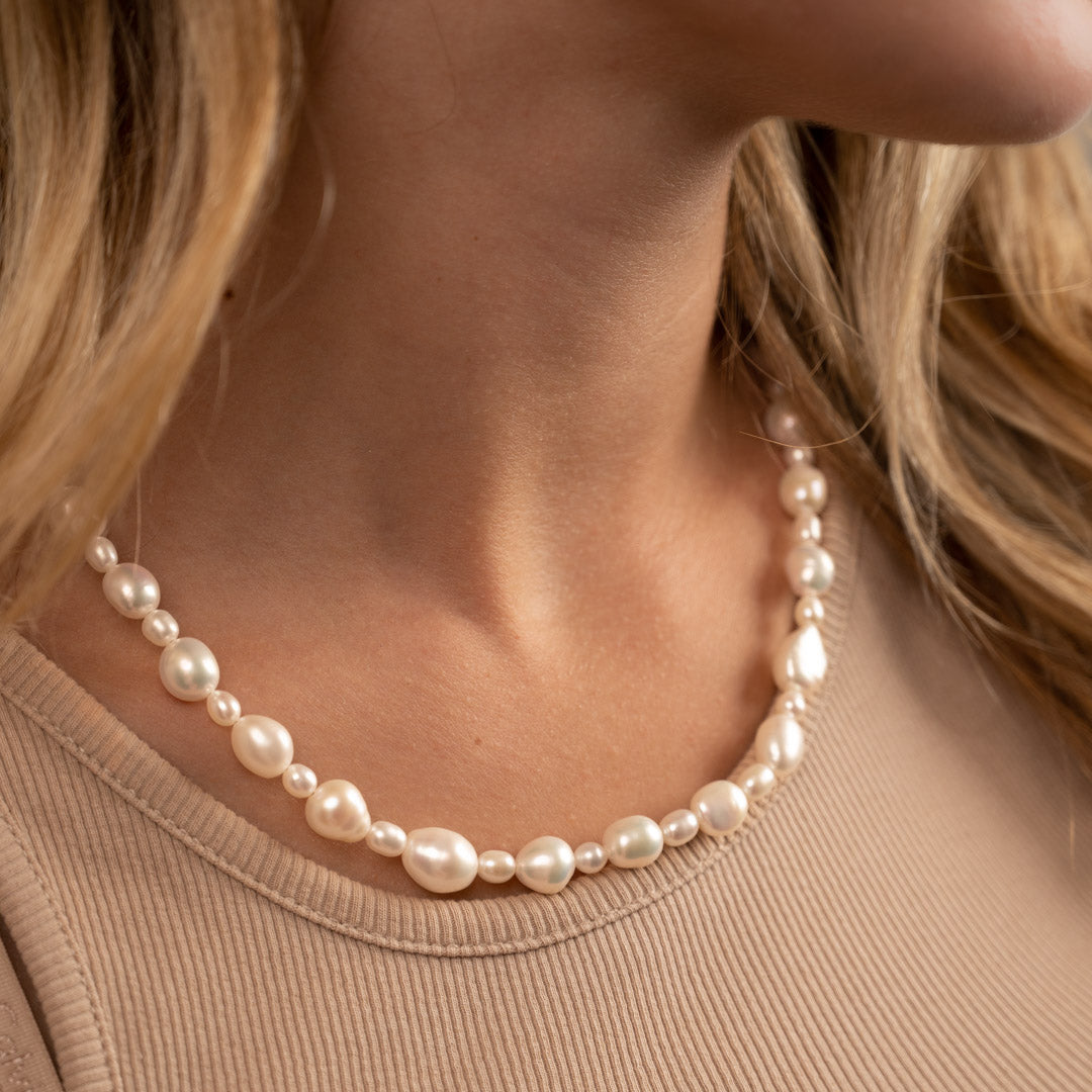 https://sisicph.com/cdn/shop/files/lana-white-pearl-necklace-1.jpg?v=1700405853