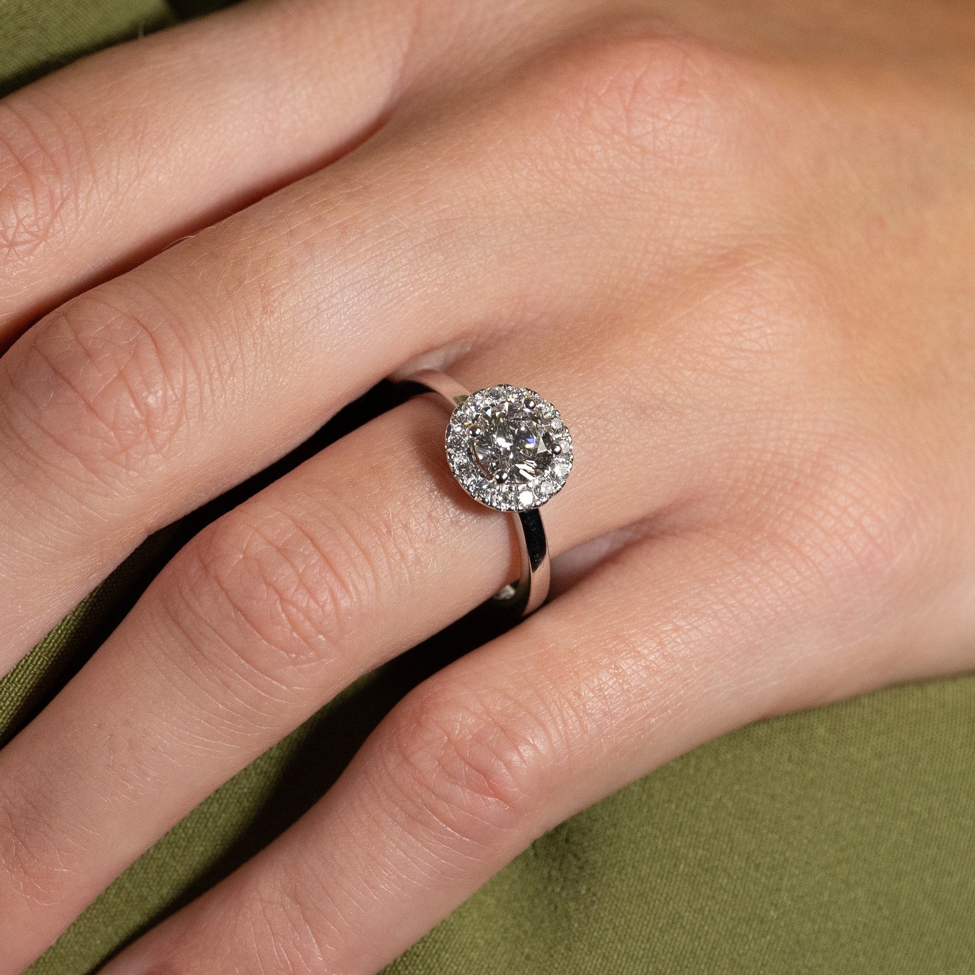 SIMPLE ROUND HALO DIAMOND RING WG