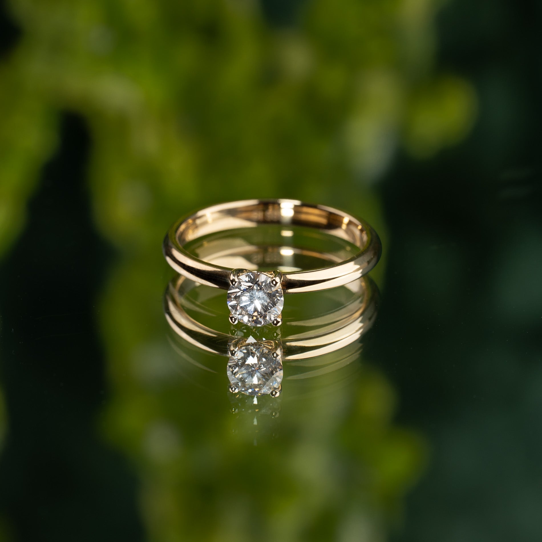 SIMPLE SOLITAIRE BASKET-SET DIAMOND RING YG