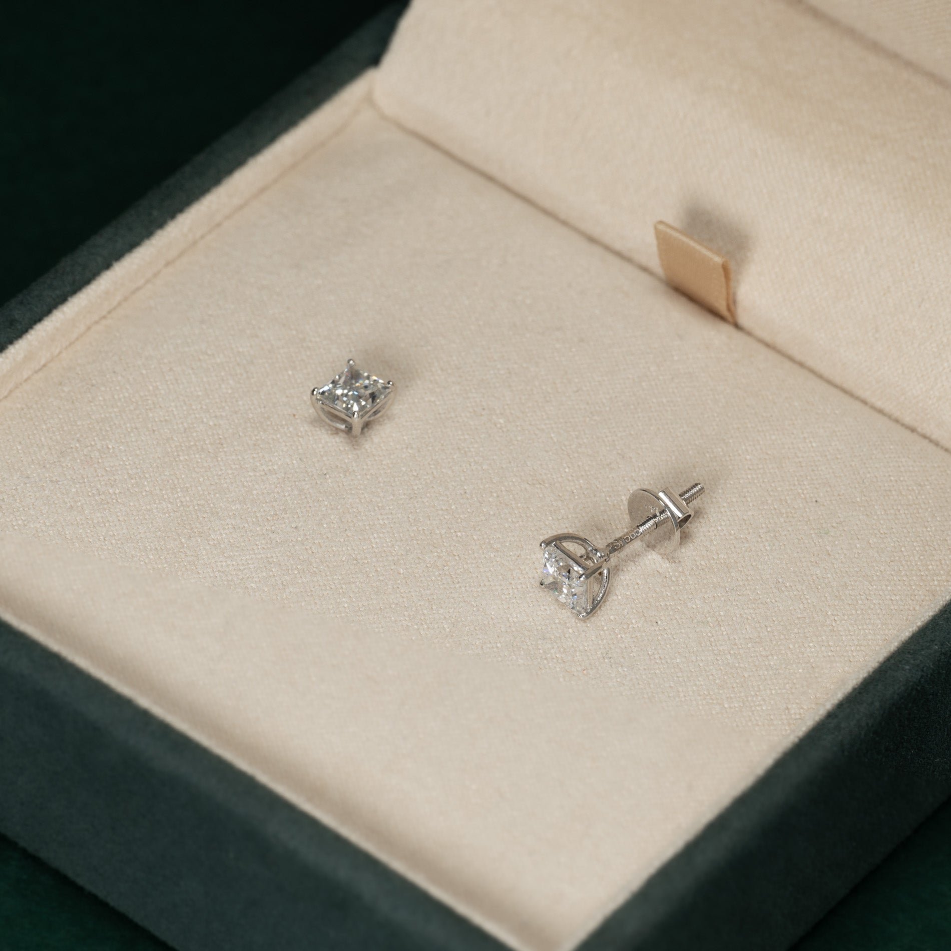 SOLITAIRE PRINCESS-CUT DIAMOND STUD EARRING WG - Main Image